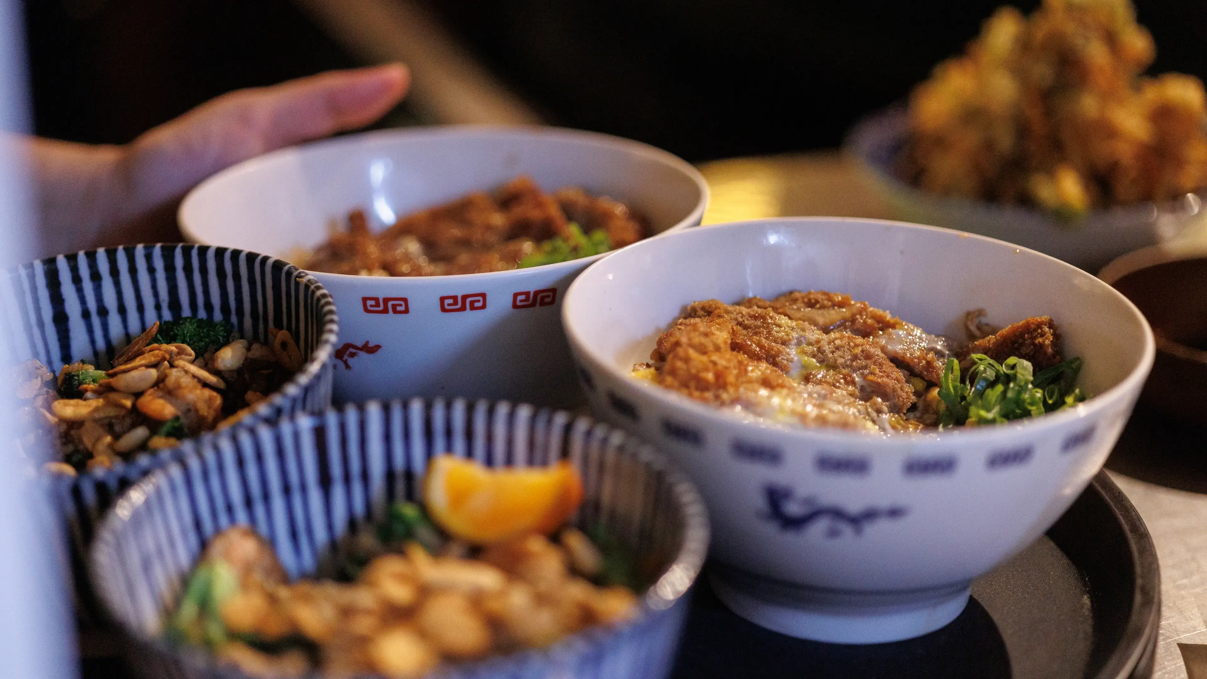 Foto detalhada de três bowls com pratos diferentes do OIDĒ.